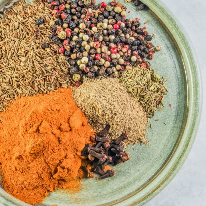 Hawaij spices on a green plate.