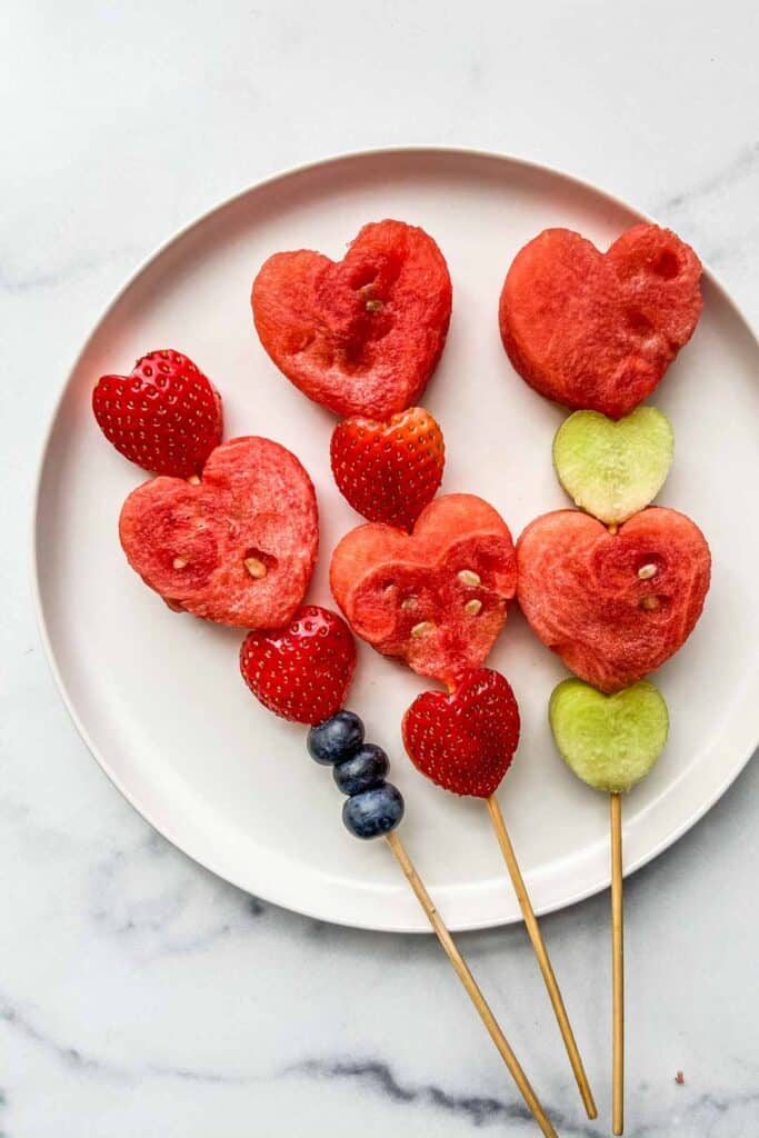 fruitspiesjes op een klein bord.