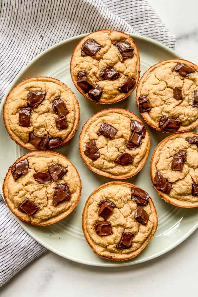 Muffins de aveia de Banana com pedaços de chocolate em um pequeno prato verde.