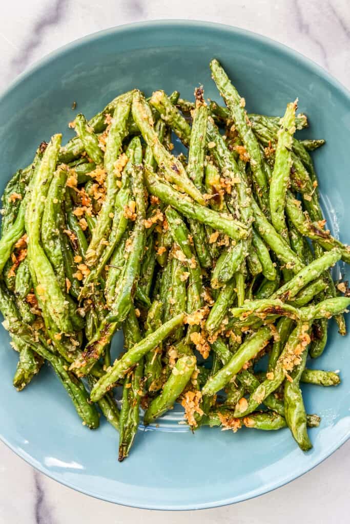 Parmesan panko green beans in a blue serving bowl.