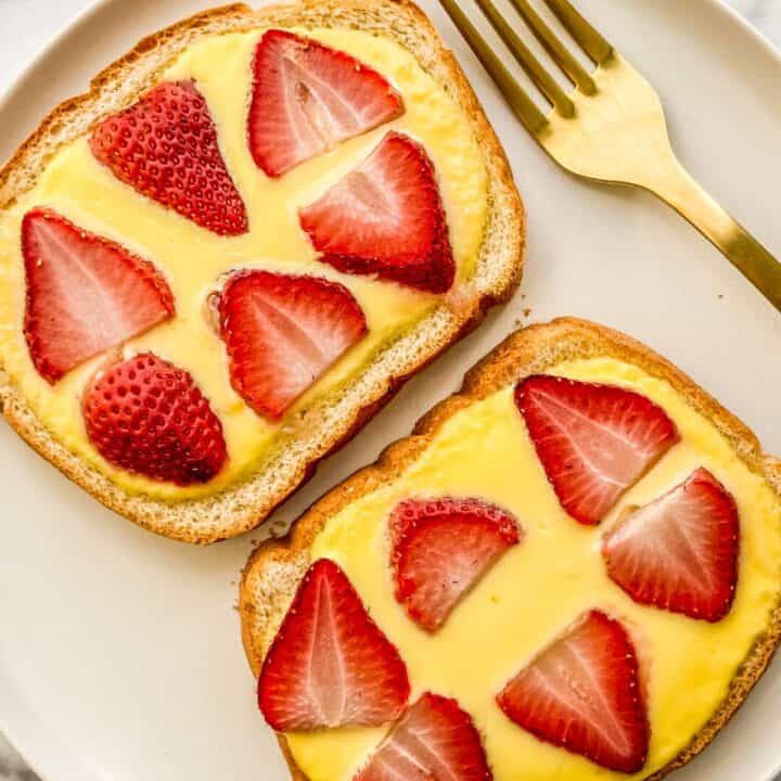 Custard toast with strawberries.