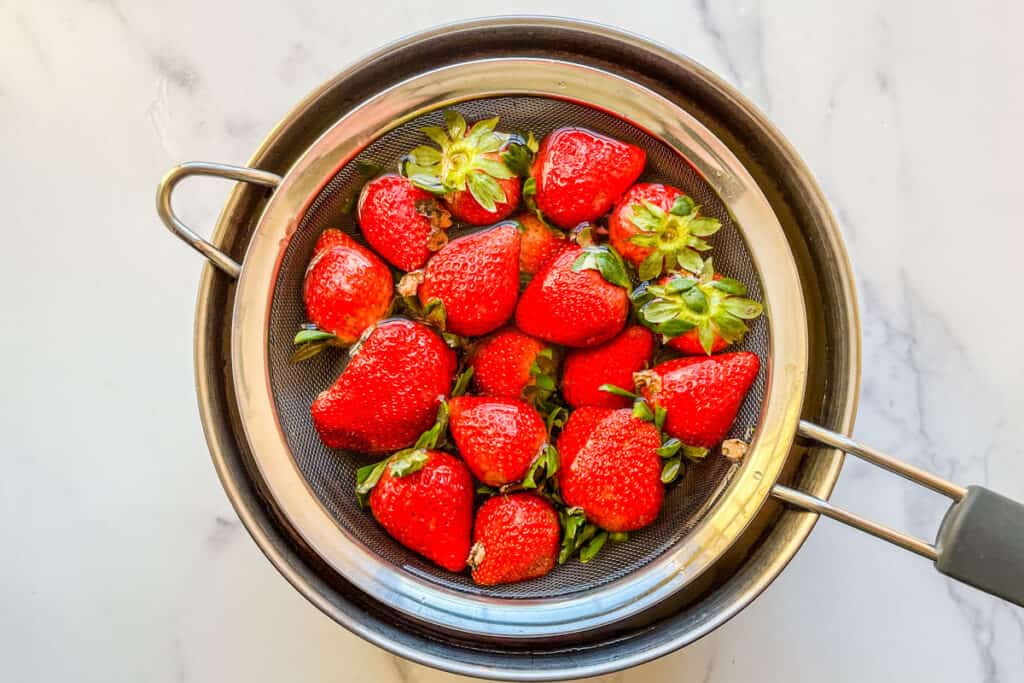How to Clean Strawberries with Vinegar - This Healthy Table